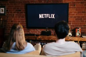 Evolusi Netflix: Dari Amplop Merah ke Hegemoni Streaming Global
