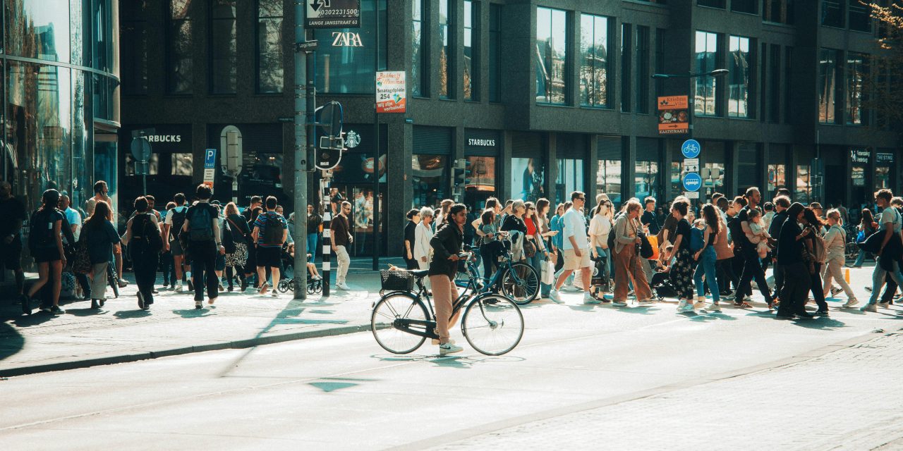 Zara: Revolusi Fast Fashion dan Dominasi Kerajaan Ritel Global