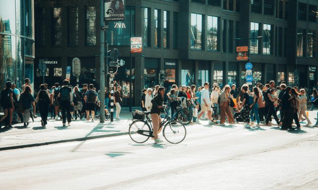 Zara: Revolusi Fast Fashion dan Dominasi Kerajaan Ritel Global