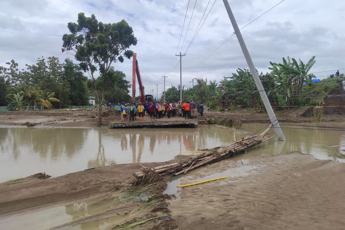 Target Mudik: Proyek Cor Jalan Putus Di Demak Terus Di Kebut