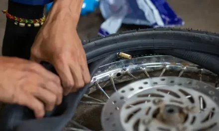 Rawat Ban Motor Sendiri, Riding Jadi Makin Enak!