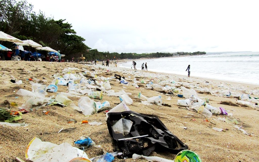 Sisi Lain Bali: Makin Populer, Makin Banjir Sampah Laut?