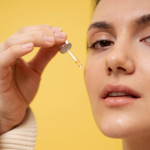 Mau Wajah Glowing? Cek Serum Niacinamide Terbaru Ini!