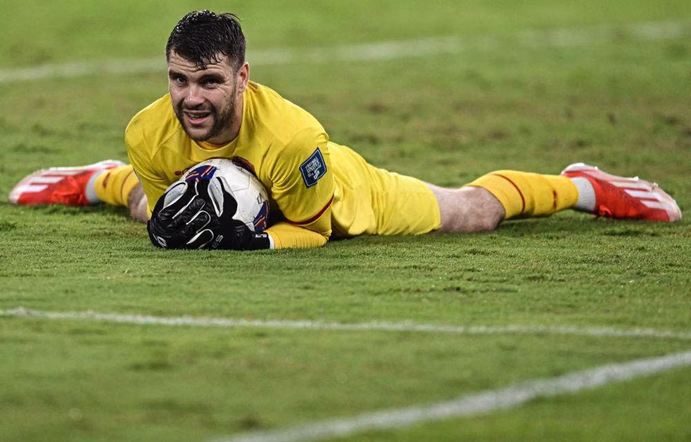 Maarten Paes Masuk Radar Ajax, Siap Jadi Kiper Utama?