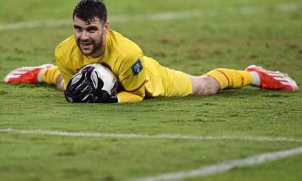 Maarten Paes Masuk Radar Ajax, Siap Jadi Kiper Utama?