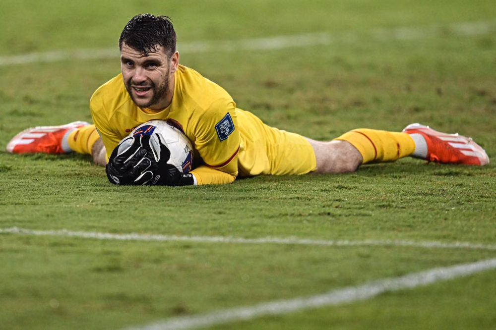 Maarten Paes Masuk Radar Ajax, Siap Jadi Kiper Utama?